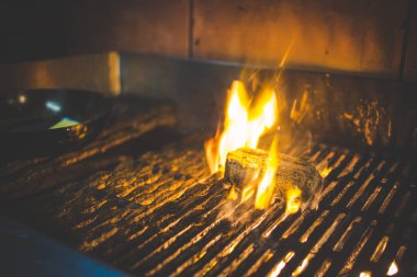Bir gurme restoran ızgara alev olmak bir biftek yakın çekim