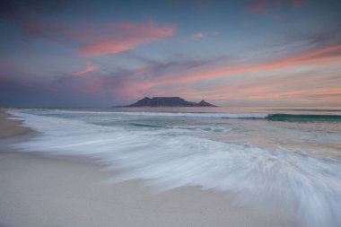 Blouberg plaj, dünyanın en iyi tatil yerlerinden biri görüldüğü gibi Masa Dağı Cape Town Güney Afrika üzerinde bulutlar çarpıcı