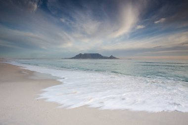 Blouberg plaj, dünyanın en iyi tatil yerlerinden biri görüldüğü gibi Masa Dağı Cape Town Güney Afrika üzerinde bulutlar çarpıcı