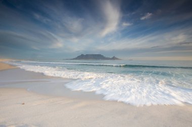 Blouberg plaj, dünyanın en iyi tatil yerlerinden biri görüldüğü gibi Masa Dağı Cape Town Güney Afrika üzerinde bulutlar çarpıcı