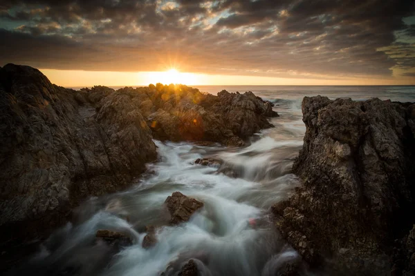 Vacker Solnedgång Över Sandstensklipporna Längs Kusten Kelders Gansbaai Overberg Sydafrika — Stockfoto