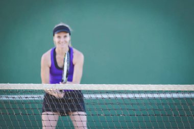 Bir parlak güneş ışığı altında bir kortta tenis oynuyor tenis oyuncu görüntüsünü kapatmak