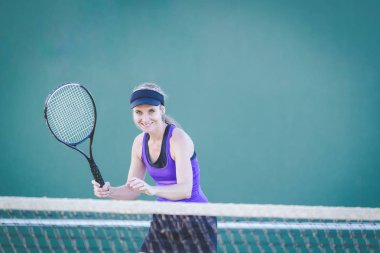 Bir parlak güneş ışığı altında bir kortta tenis oynuyor tenis oyuncu görüntüsünü kapatmak