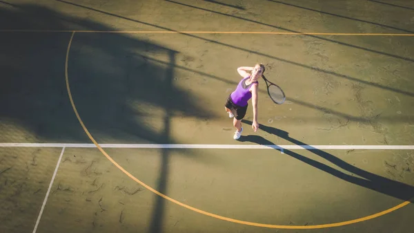 Imagen Aérea Una Joven Jugando Tenis Una Cancha Tenis Disparada — Foto de Stock