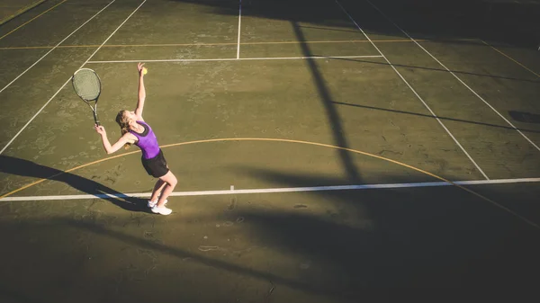 Imagen Aérea Una Joven Jugando Tenis Una Cancha Tenis Disparada — Foto de Stock