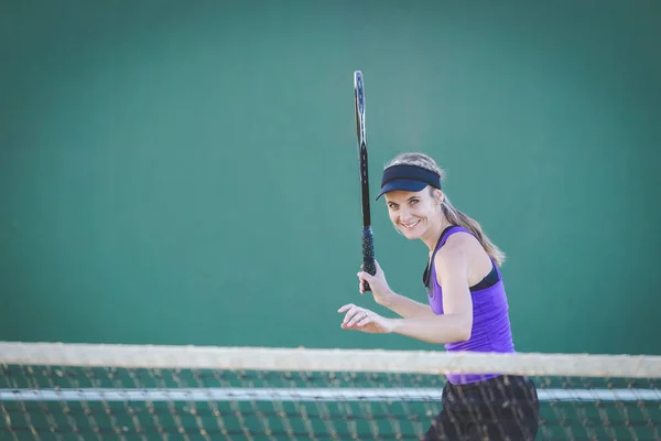 Close Εικόνα Του Γυναικείου Τένις Παίκτης Παίζει Τένις Δικαστηρίου Στο — Φωτογραφία Αρχείου