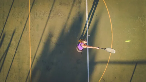 Αεροφωτογραφία Του Μια Νεαρή Γυναίκα Παίζει Τένις Στο Γήπεδο Τένις — Φωτογραφία Αρχείου