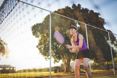 Bir parlak güneş ışığı altında bir kortta tenis oynuyor tenis oyuncu görüntüsünü kapatmak