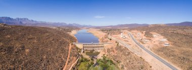 Çok kuru Clanwilliam Barajı Western Cape, Güney Afrika için on yıl içinde en kötü kuraklık sırasında üzerinde havadan görünümü