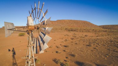 Güney Afrika'da karoo bölgesinde eski yel değirmeni