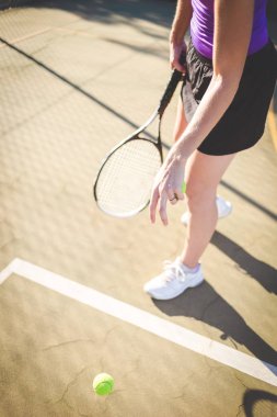Bir parlak güneş ışığı altında bir kortta tenis oynuyor tenis oyuncu görüntüsünü kapatmak