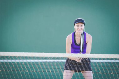 Bir parlak güneş ışığı altında bir kortta tenis oynuyor tenis oyuncu görüntüsünü kapatmak