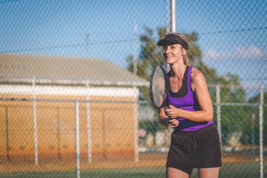 Bir parlak güneş ışığı altında bir kortta tenis oynuyor tenis oyuncu görüntüsünü kapatmak