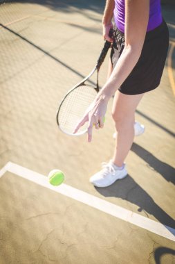 Bir parlak güneş ışığı altında bir kortta tenis oynuyor tenis oyuncu görüntüsünü kapatmak