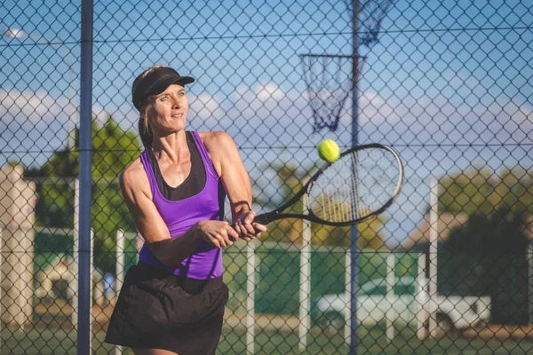 Imagen Cerca Una Jugadora Tenis Jugando Tenis Una Cancha Luz — Foto de Stock