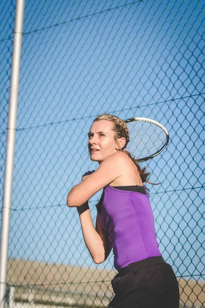 Imagen Cerca Una Jugadora Tenis Jugando Tenis Una Cancha Luz — Foto de Stock