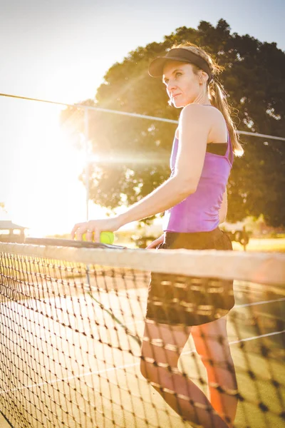 Güzel Sıcak Arka Işık Gün Batımı Ile Tenis Kortunda Tenis — Stok fotoğraf