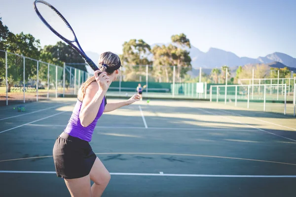 Close Εικόνα Του Γυναικείου Τένις Παίκτης Παίζει Τένις Δικαστηρίου Στο — Φωτογραφία Αρχείου