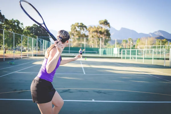 Imagen Cerca Una Jugadora Tenis Jugando Tenis Una Cancha Luz — Foto de Stock