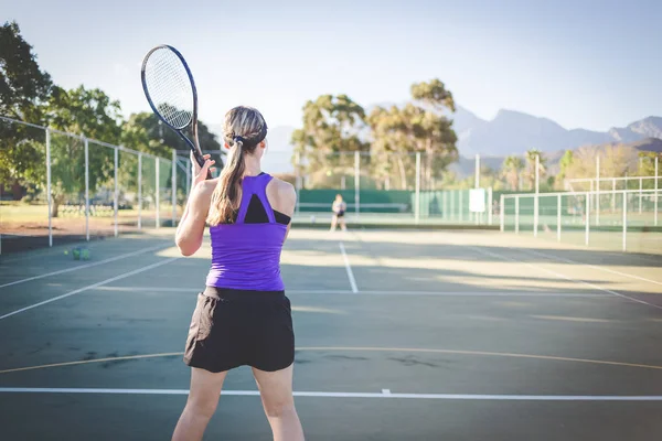 Imagen Cerca Una Jugadora Tenis Jugando Tenis Una Cancha Luz — Foto de Stock