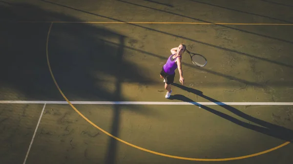 Повітряне Зображення Молодої Жінки Яка Грає Теніс Тенісному Корті Знятому — стокове фото