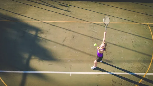 Αεροφωτογραφία Του Μια Νεαρή Γυναίκα Παίζει Τένις Στο Γήπεδο Τένις — Φωτογραφία Αρχείου