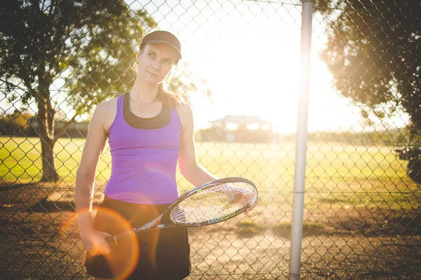 Güzel Sıcak Arka Işık Gün Batımı Ile Tenis Kortunda Tenis — Stok fotoğraf