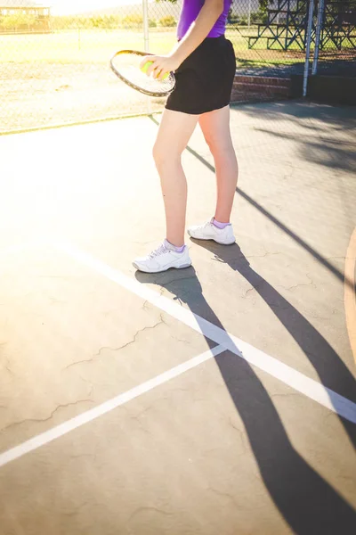 Close Imagem Uma Tenista Feminina Jogando Tênis Campo Luz Solar — Fotografia de Stock