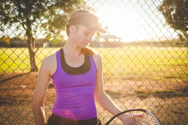 Close Retrato Uma Jogadora Tênis Campo Tênis Com Belo Pôr — Fotografia de Stock