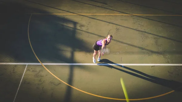 Citra Udara Seorang Wanita Muda Bermain Tenis Lapangan Tenis Ditembak — Stok Foto