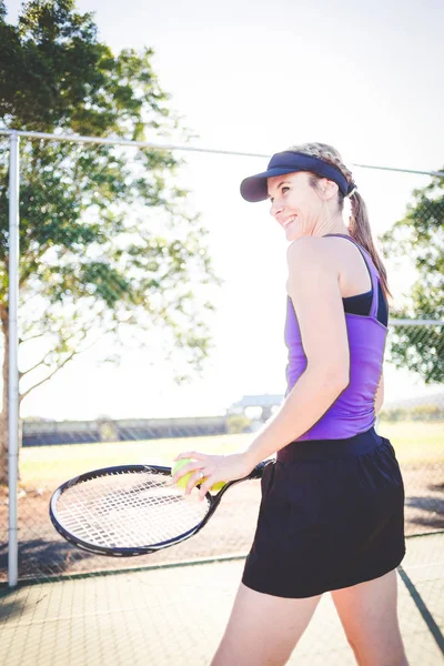 Imagen Cerca Una Jugadora Tenis Jugando Tenis Una Cancha Luz — Foto de Stock