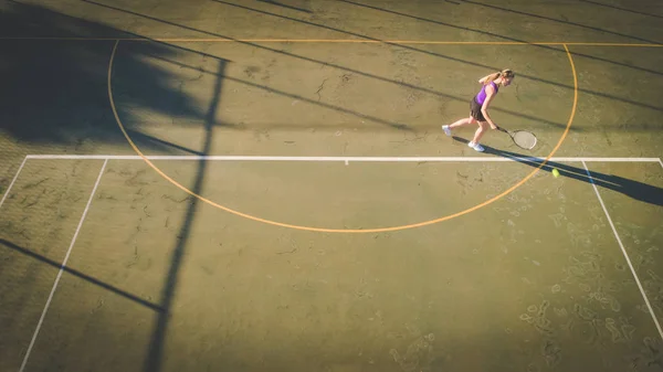 Aerial Bilden Ung Kvinna Som Spelar Tennis Tennisbana Sköt Från — Stockfoto