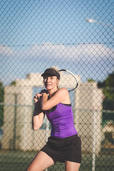 Imagen Cerca Una Jugadora Tenis Jugando Tenis Una Cancha Luz — Foto de Stock