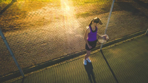 Närbild Porträtt Kvinnlig Tennisspelare Tennisbana Med Vackra Varma Motljus Solnedgång — Stockfoto