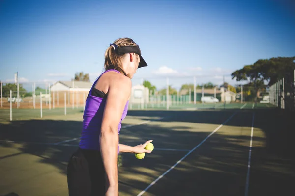 Lähikuva Kuva Naistennispelaaja Pelaa Tennistä Kentällä Kirkkaassa Auringonvalossa — kuvapankkivalokuva