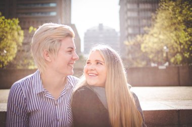 Cape Town Güney Afrika kentin merkezi aynı bir seks kadın / lezbiyen çift yukarıya kapatmak