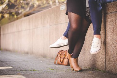 Bir lezbiyen çift, bacaklar görüntü kadar kapatın 