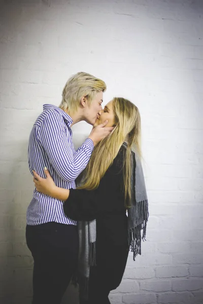 Close Εικόνα Του Ένα Ίδιο Σεξ Θηλυκό Λεσβιες Ζευγάρι Φιλί — Φωτογραφία Αρχείου