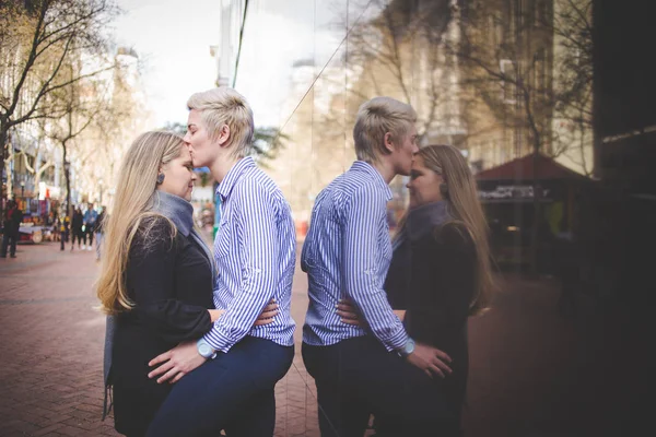 Gros Plan Sur Image Couple Lesbiennes Embrassant Dans Centre Ville — Photo