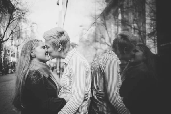 Gros Plan Sur Image Couple Lesbiennes Embrassant Dans Centre Ville — Photo