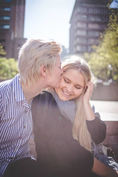 Imagen Cerca Una Pareja Lesbianas Besándose Centro Ciudad Del Cabo — Foto de Stock