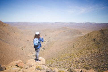 Güney Afrika Karoo bölgede hiking hiker görüntüsünü geniş açı