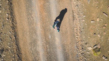 Bir yürüyüş tren Güney Afrika'da karoo bölgesinde yapıyor bir grup uzun yürüyüşe çıkan kimse havadan görüntü