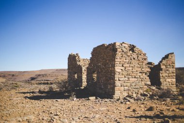 Güney Afrika karoo bölgede terk edilmiş eski bir binada, geniş açılı görünüş
