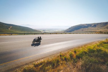 Açık yol Batı cape, Güney Afrika için zevk bir macera bisiklet binici geniş açılı görünüş