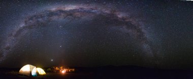 Panoramik manzaralı Güney Afrika'da karoo ortasında yıldızların altında kamp kamp çadırları üzerinden milkyway