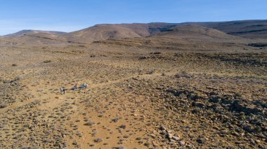 Bir grup yürüyüş tren Güney Afrika'da karoo bölgesinde yapıyor yürüyüşçü havadan görüntü