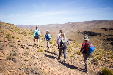 Geniş açı resim bir grup Güney Afrika Karoo bölgede hiking yürüyüşçü