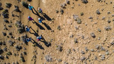 Bir grup yürüyüş tren Güney Afrika'da karoo bölgesinde yapıyor yürüyüşçü havadan görüntü