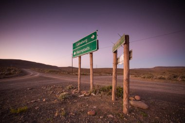 Güney Afrika'da, Sutherland ve Laingsburg kasabalara yönünü gösteren karoo bölgesinde bir dirtroad üzerinde roadsigns geniş açı bakış